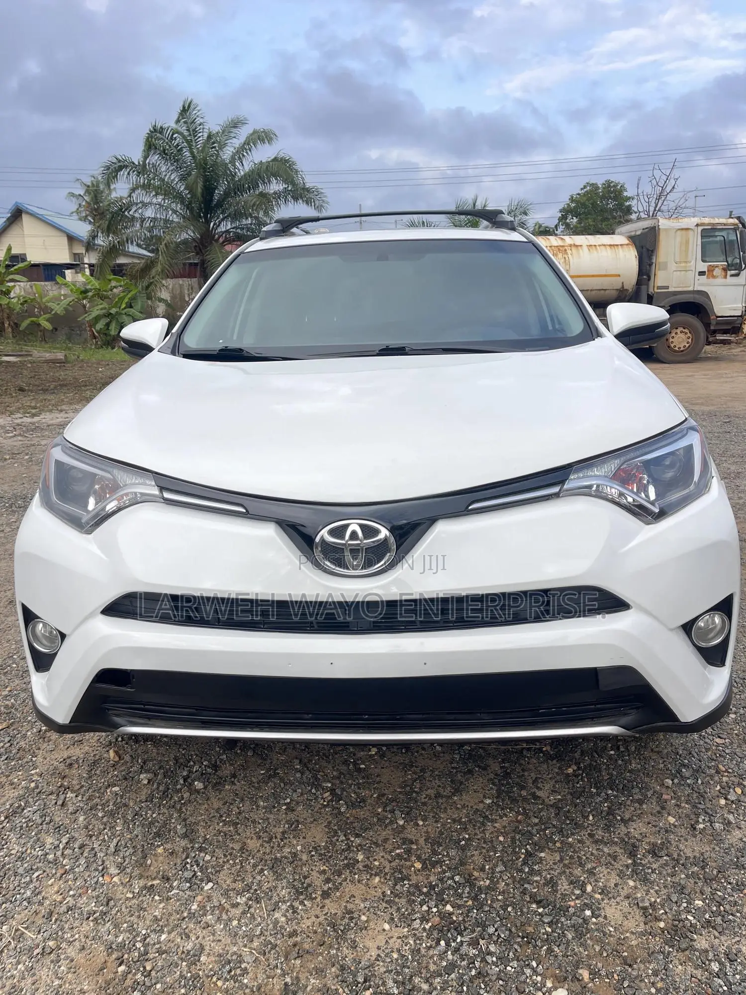 Toyota RAV4 XLE FWD (2.5L 4cyl 6A) 2017 White