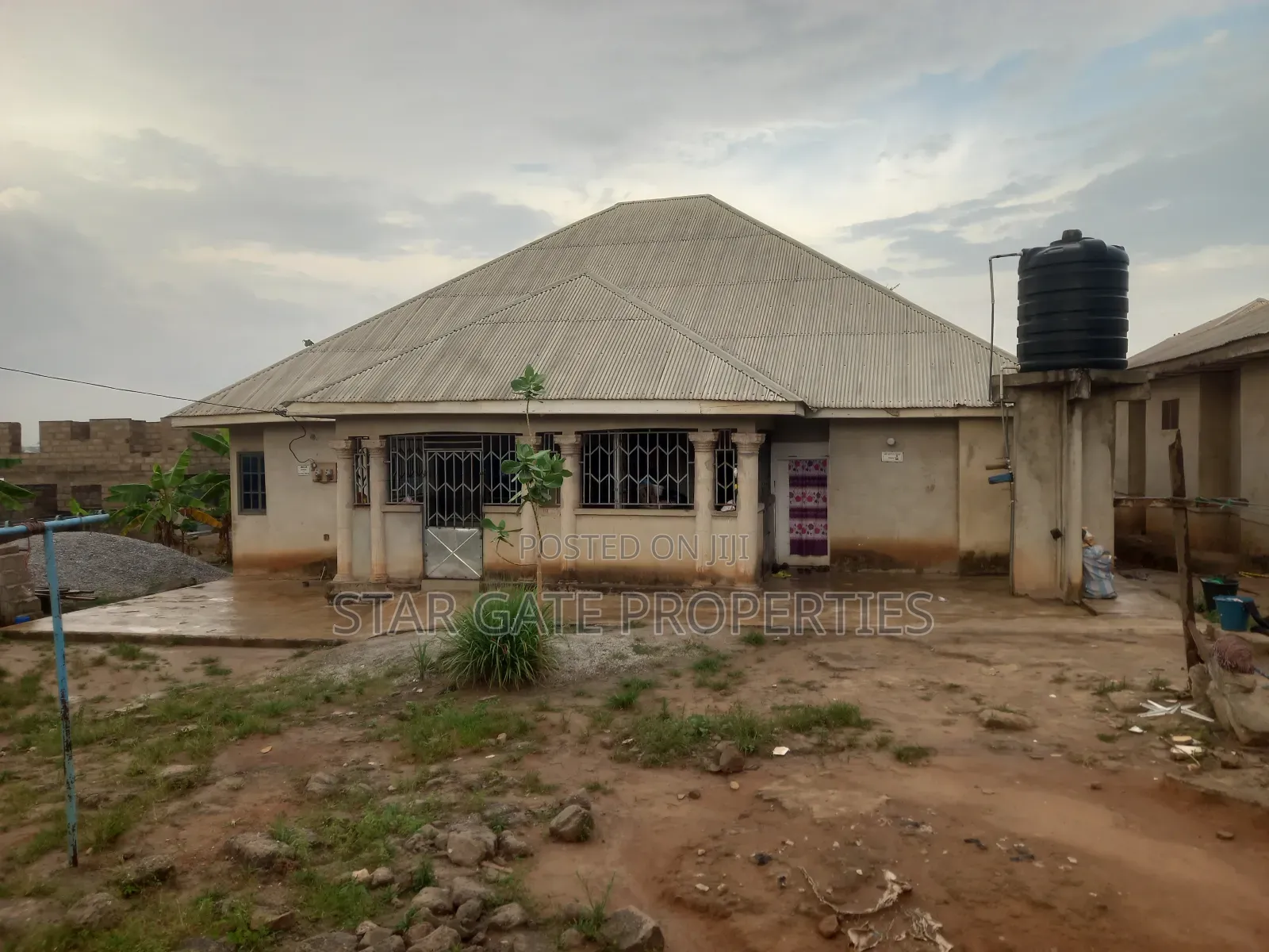 5bdrm House in Agyaako Buoho, Kumasi Metropolitan for sale