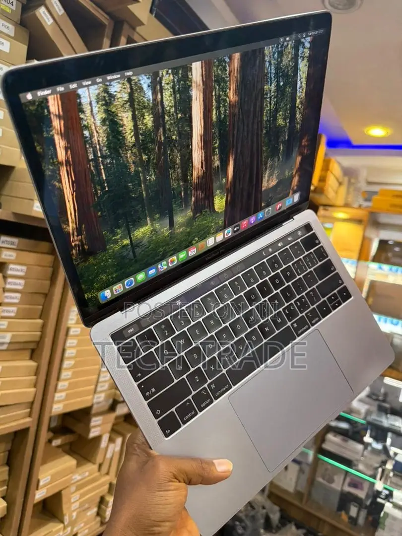 Laptop Apple MacBook Pro 2017 16GB Intel Core i7 SSHD (Hybrid) 512GB