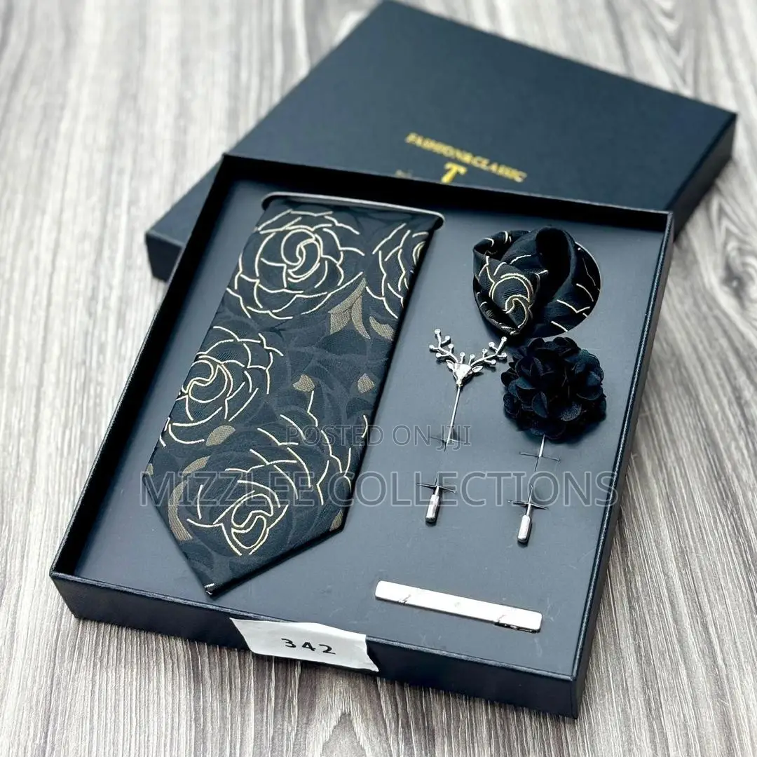 Classic Tie Set With Broach