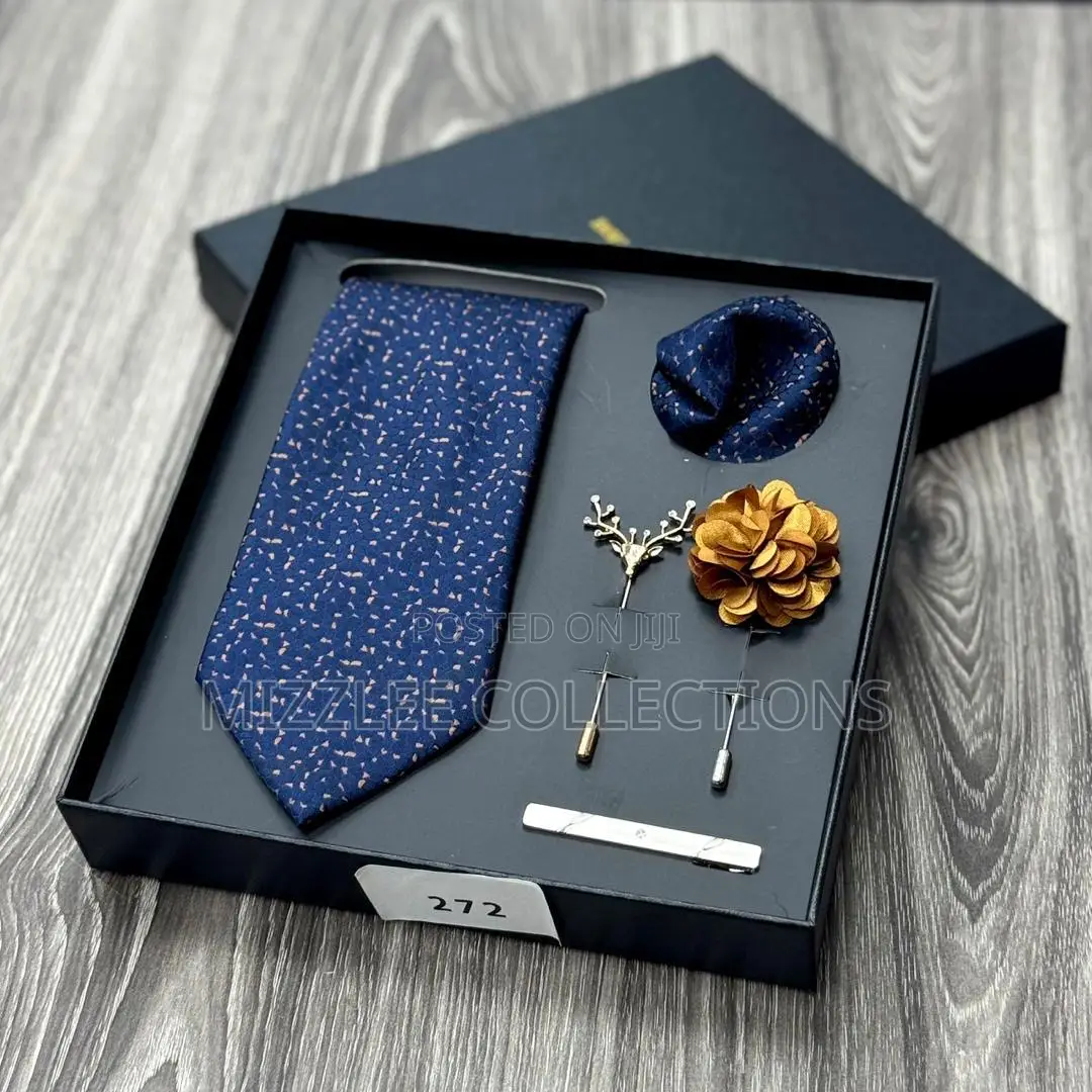 Classic Tie Set With Broach