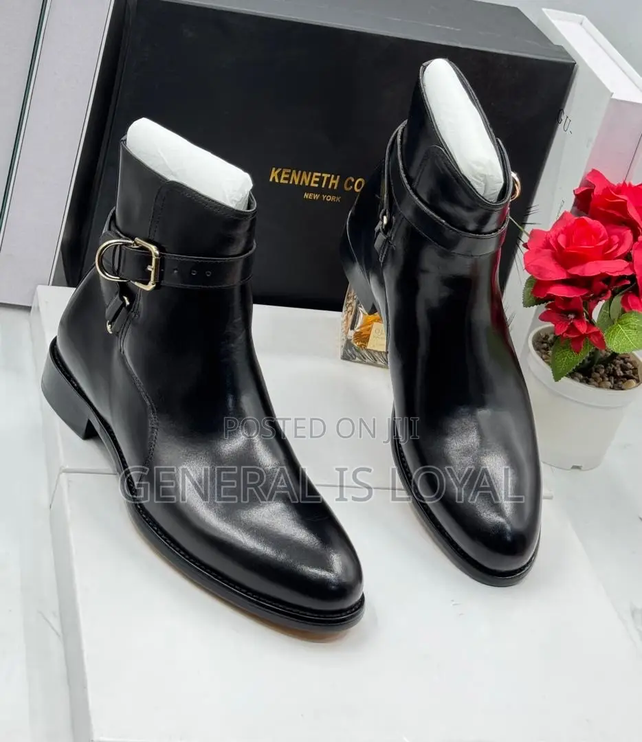 Keneth Cole Black Leather Ankle Boots With A Strap And Buckle