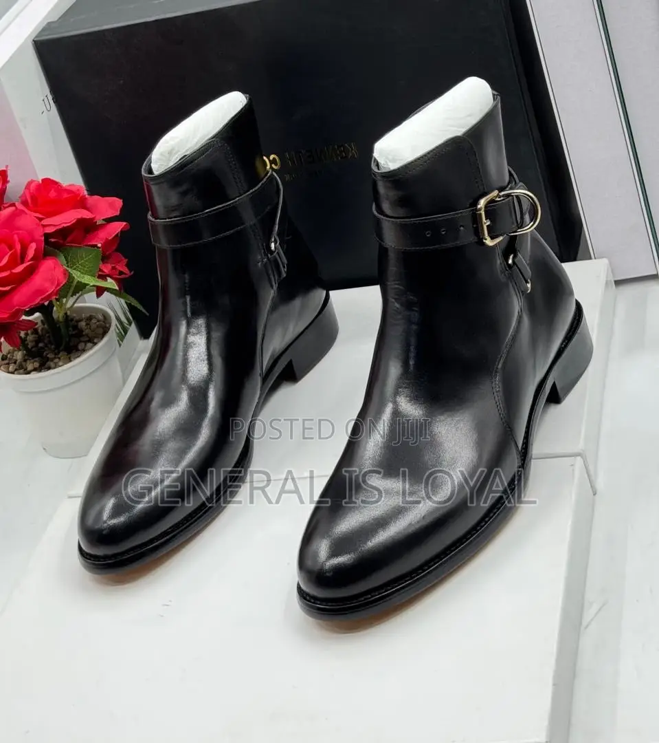 Keneth Cole Black Leather Ankle Boots With A Strap And Buckle