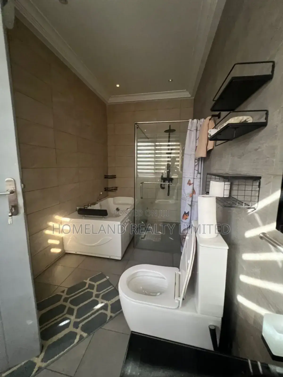 5bdrm Duplex in East Airport for rent