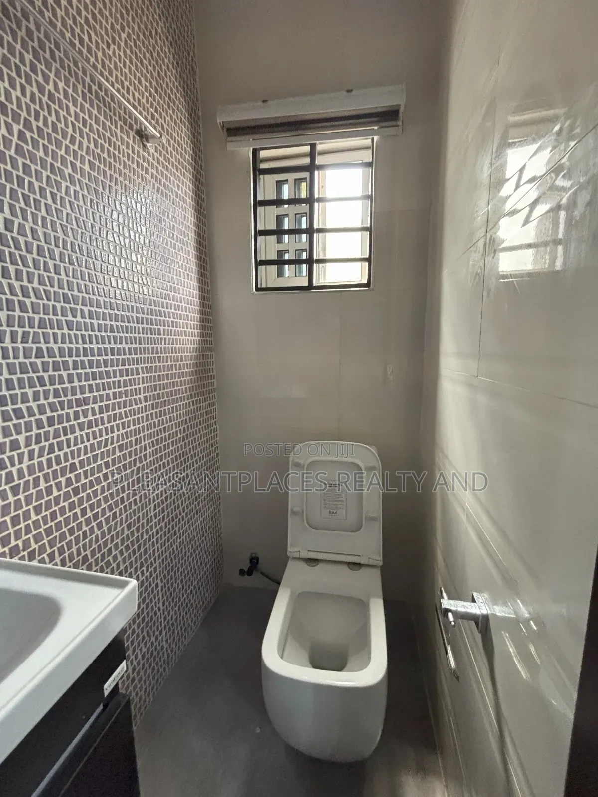 4bdrm Duplex in Pleasantplaces, Ashomang Estate for rent