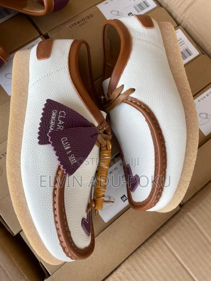 Clarks Wallabees Low Boots in Different Colours , Swipe>