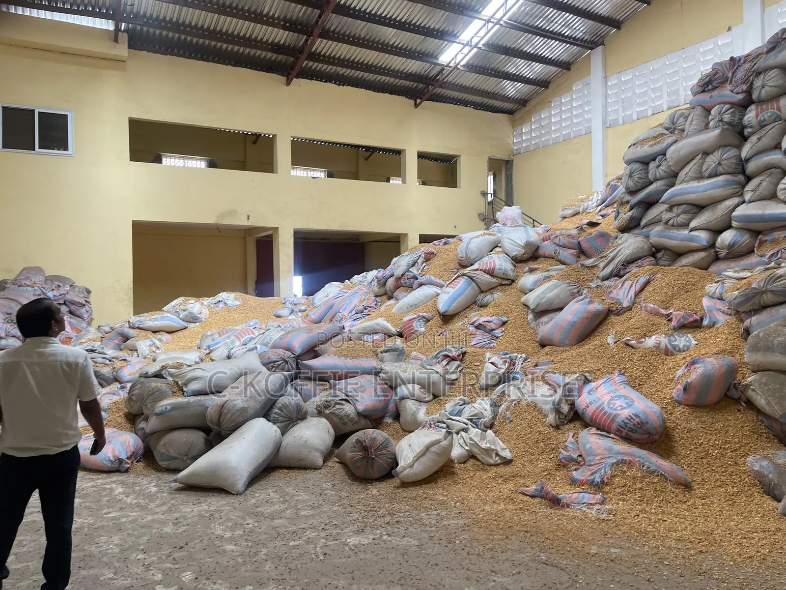 700 SQM Warehouse Plus 2bedrooms Apartments at Achimota for Rent