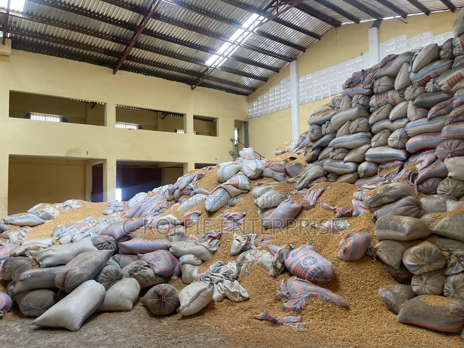 700 SQM Warehouse Plus 2bedrooms Apartments at Achimota for Rent