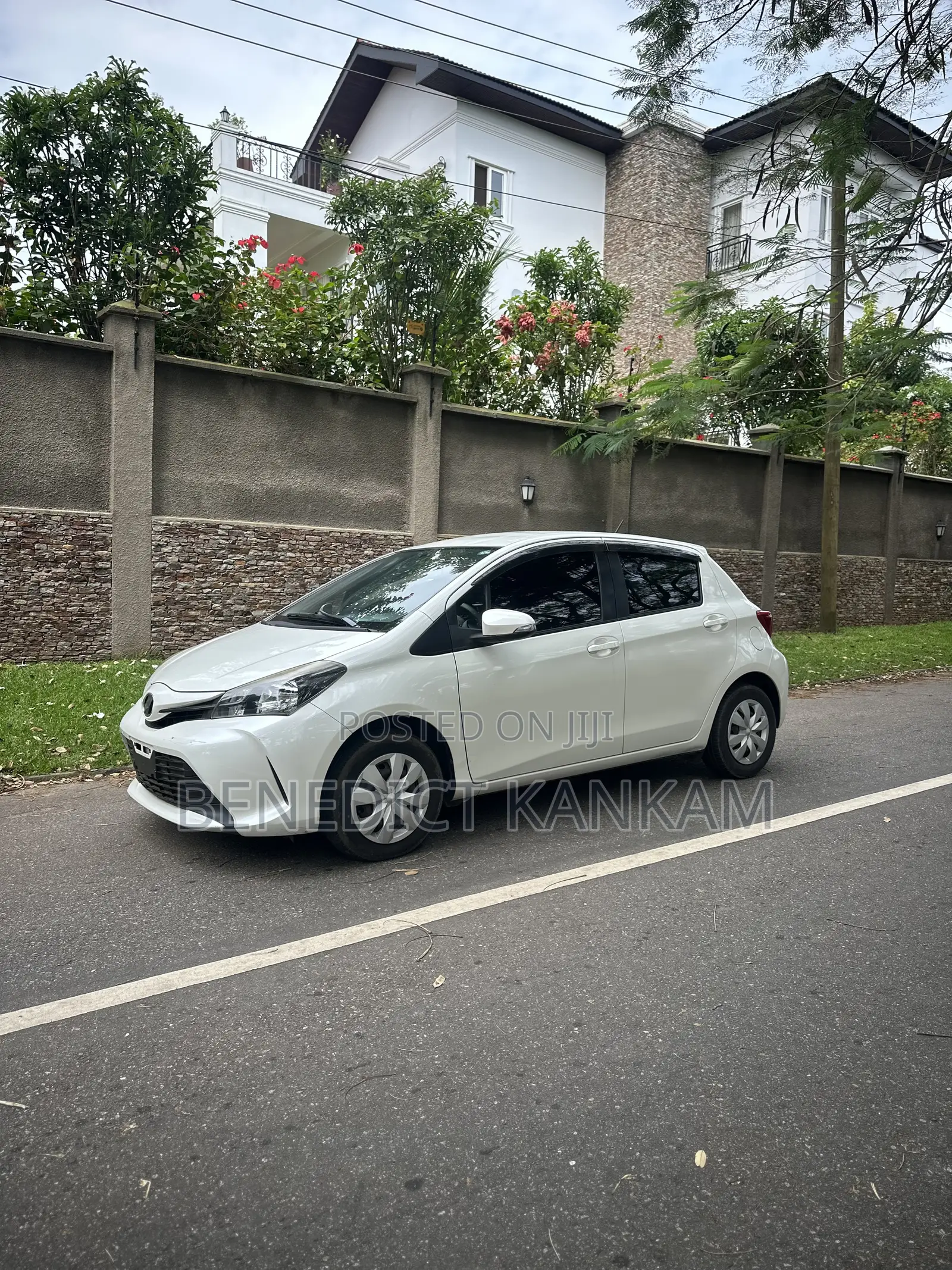 Toyota Vitz 1.3 AWD 5dr 2014 White