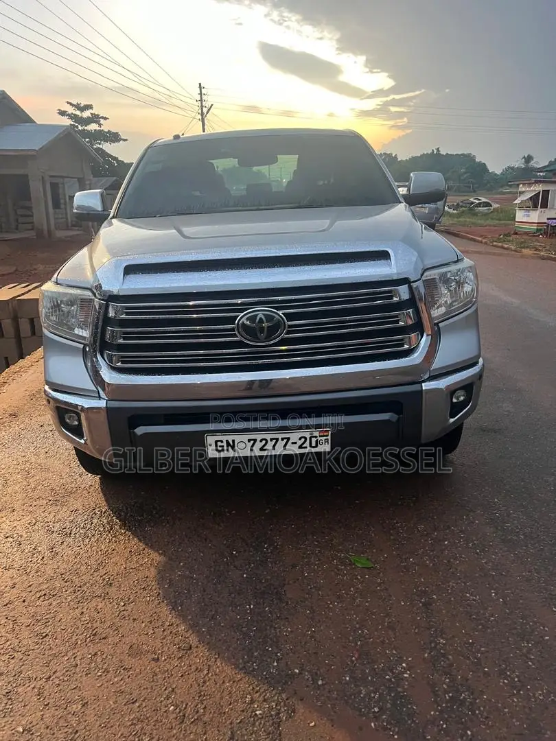 Toyota Tundra 1794 5.7L V8 4x4 CrewMax 5.6 ft. box 145.7 in. WB 2019