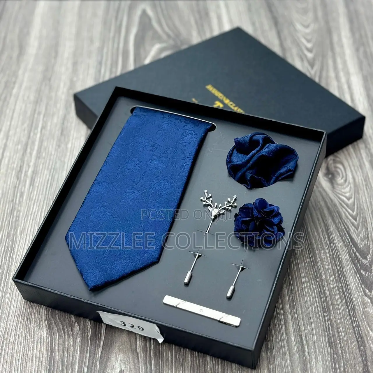 Classic Tie Set With Broach