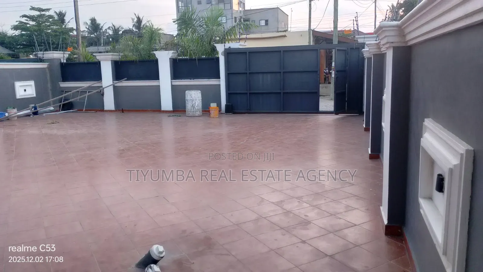 5bdrm Duplex in Tiyumba Agency, Mile 7 for sale