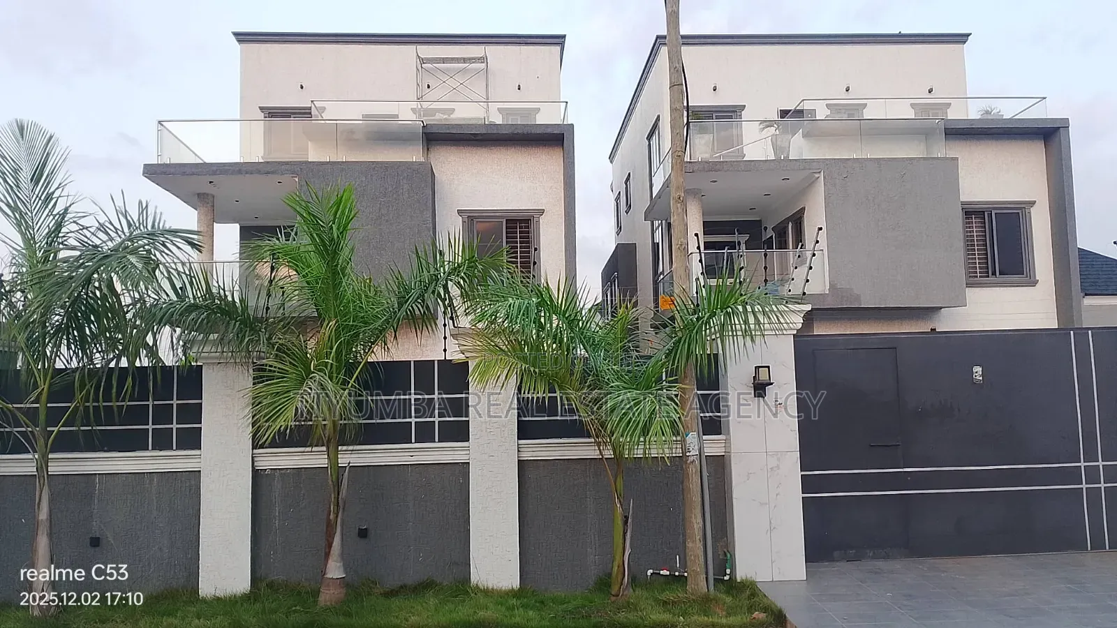 5bdrm Duplex in Tiyumba Agency, Mile 7 for sale
