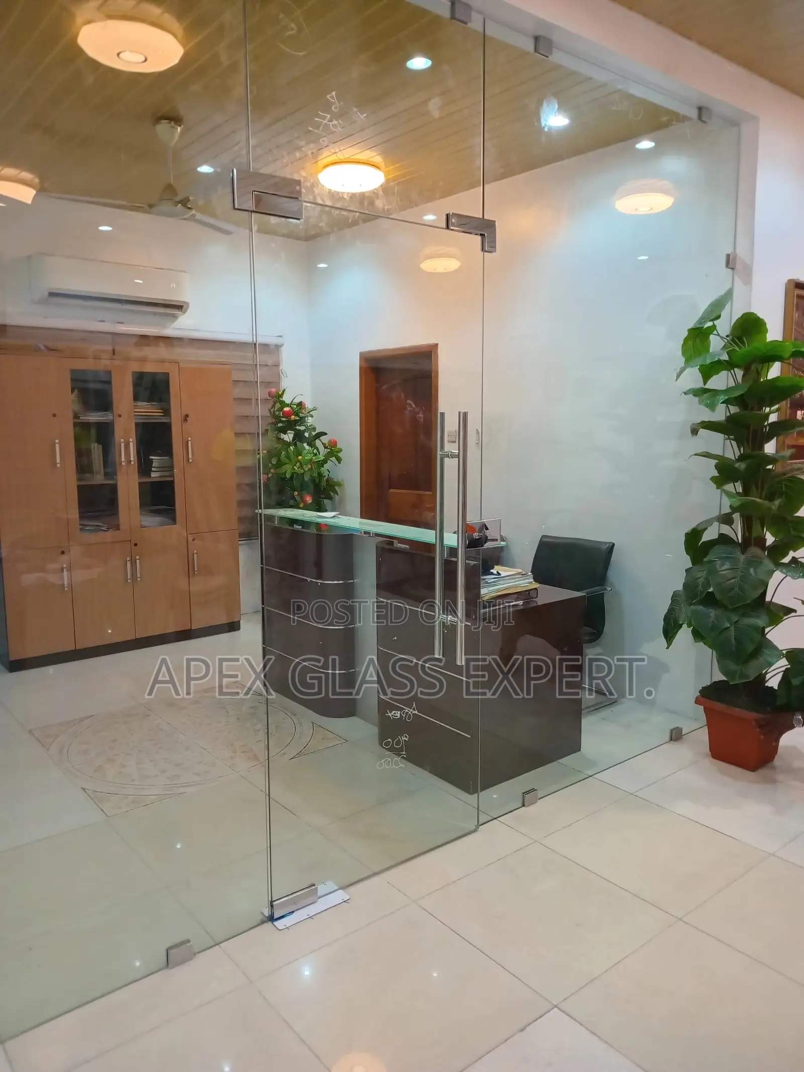 Frameless Single Glass Door.