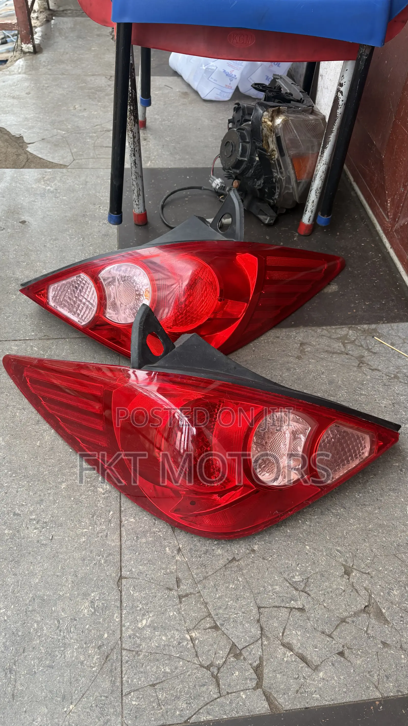 Nissan Versa Hatchbacktaillight 2005,2006,2007,2008,2009,2010,2012,13