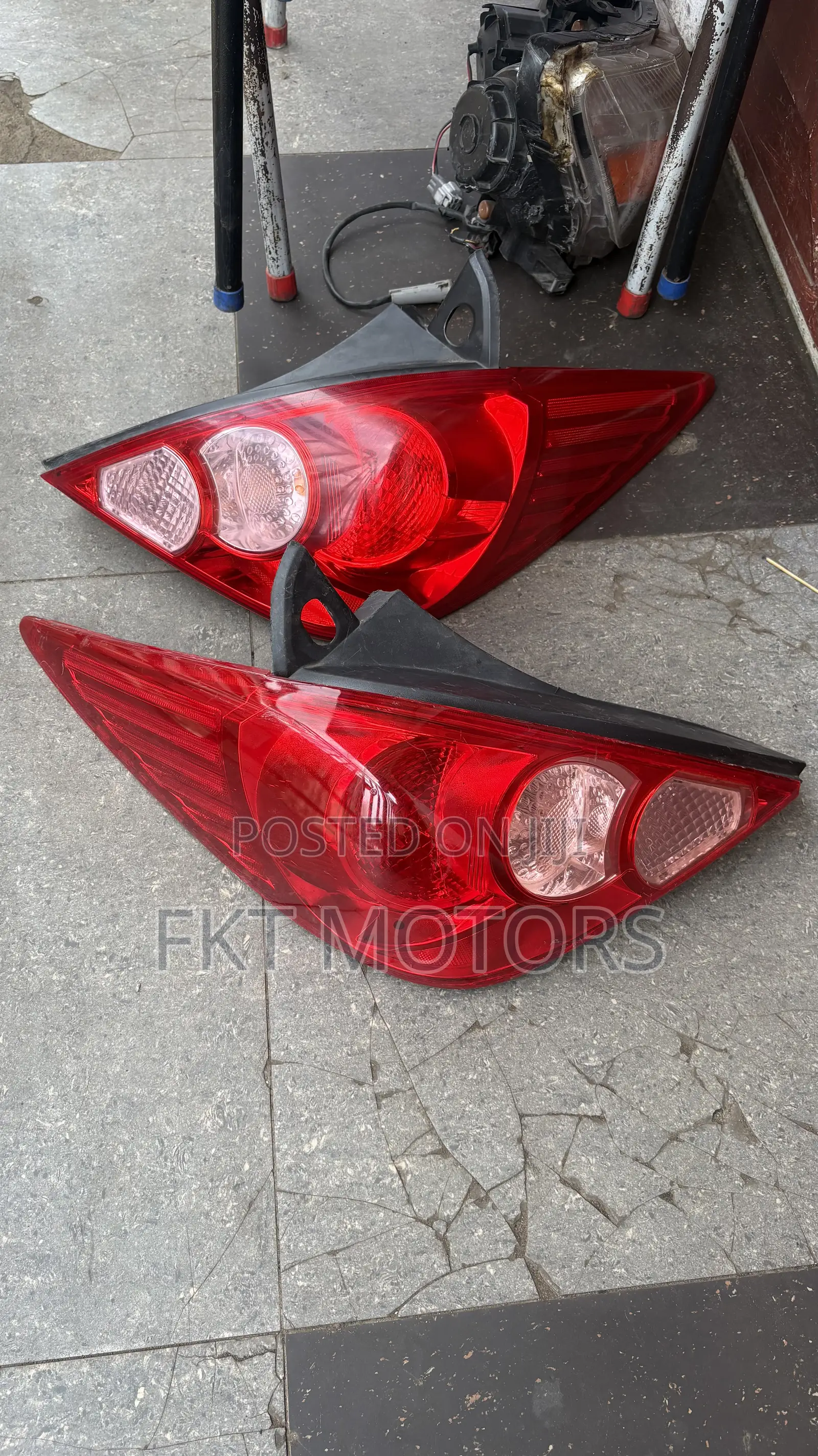 Nissan Versa Hatchbacktaillight 2005,2006,2007,2008,2009,2010,2012,13