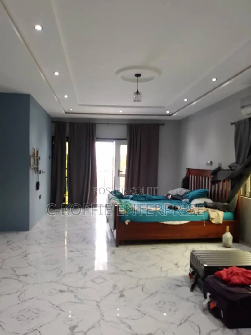 7bdrm House in Tema Com
