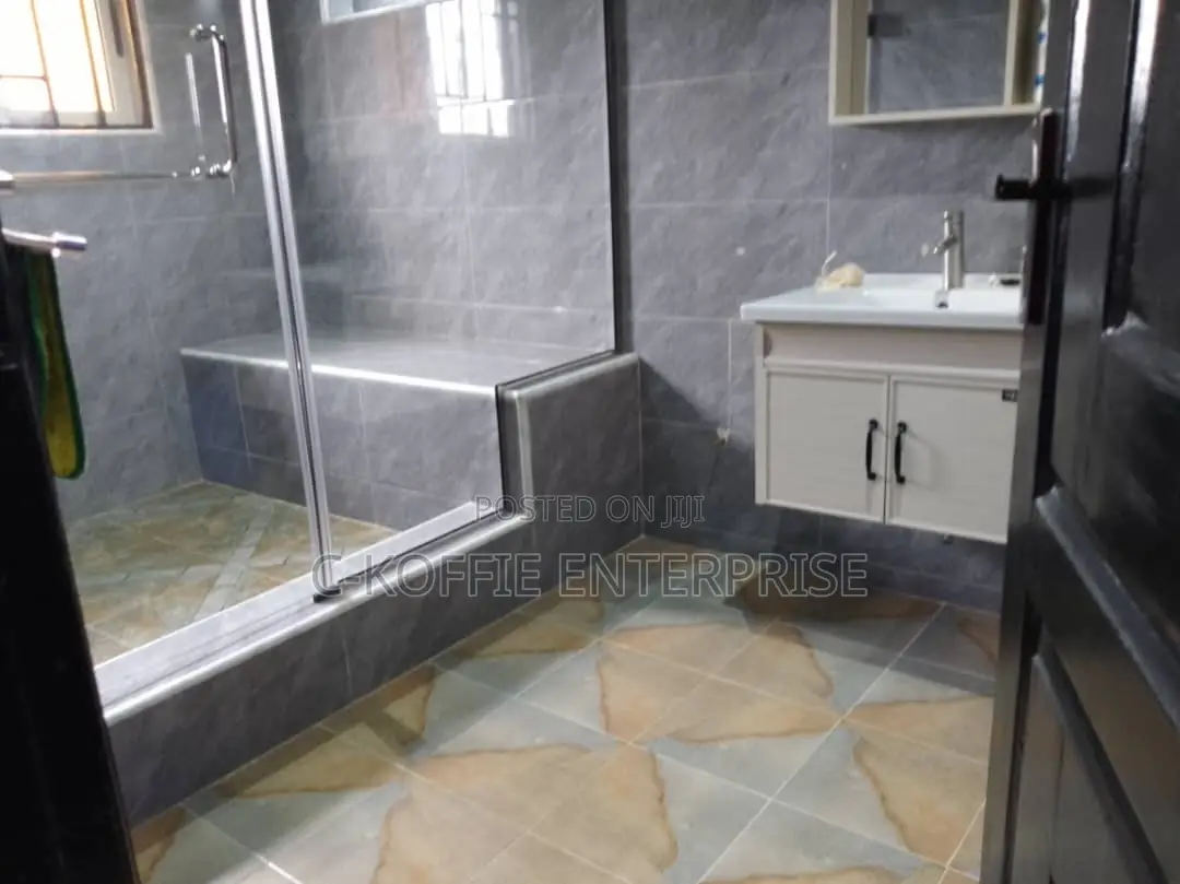 7bdrm House in Tema Com