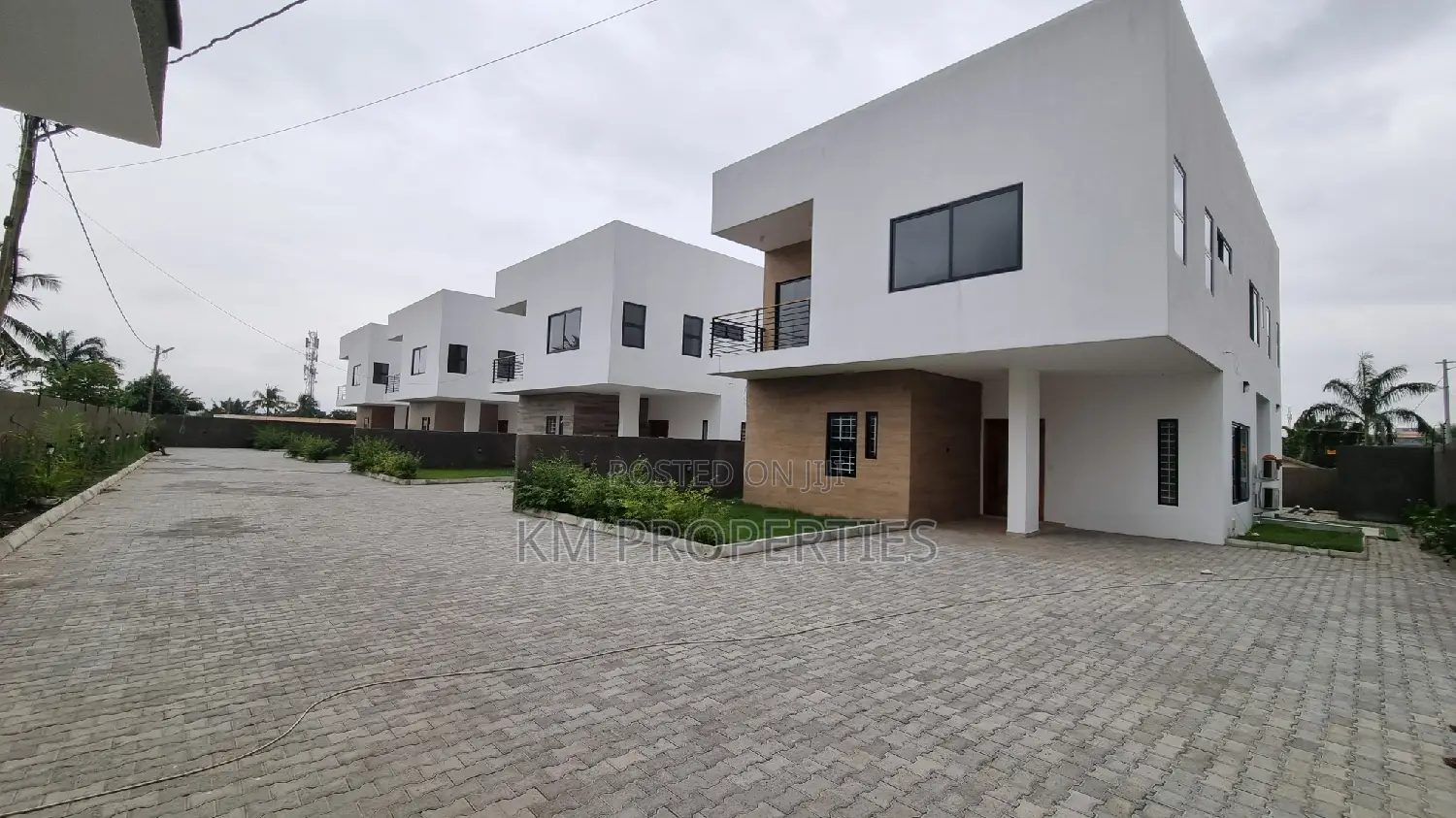 5bdrm Duplex in North Legon for sale