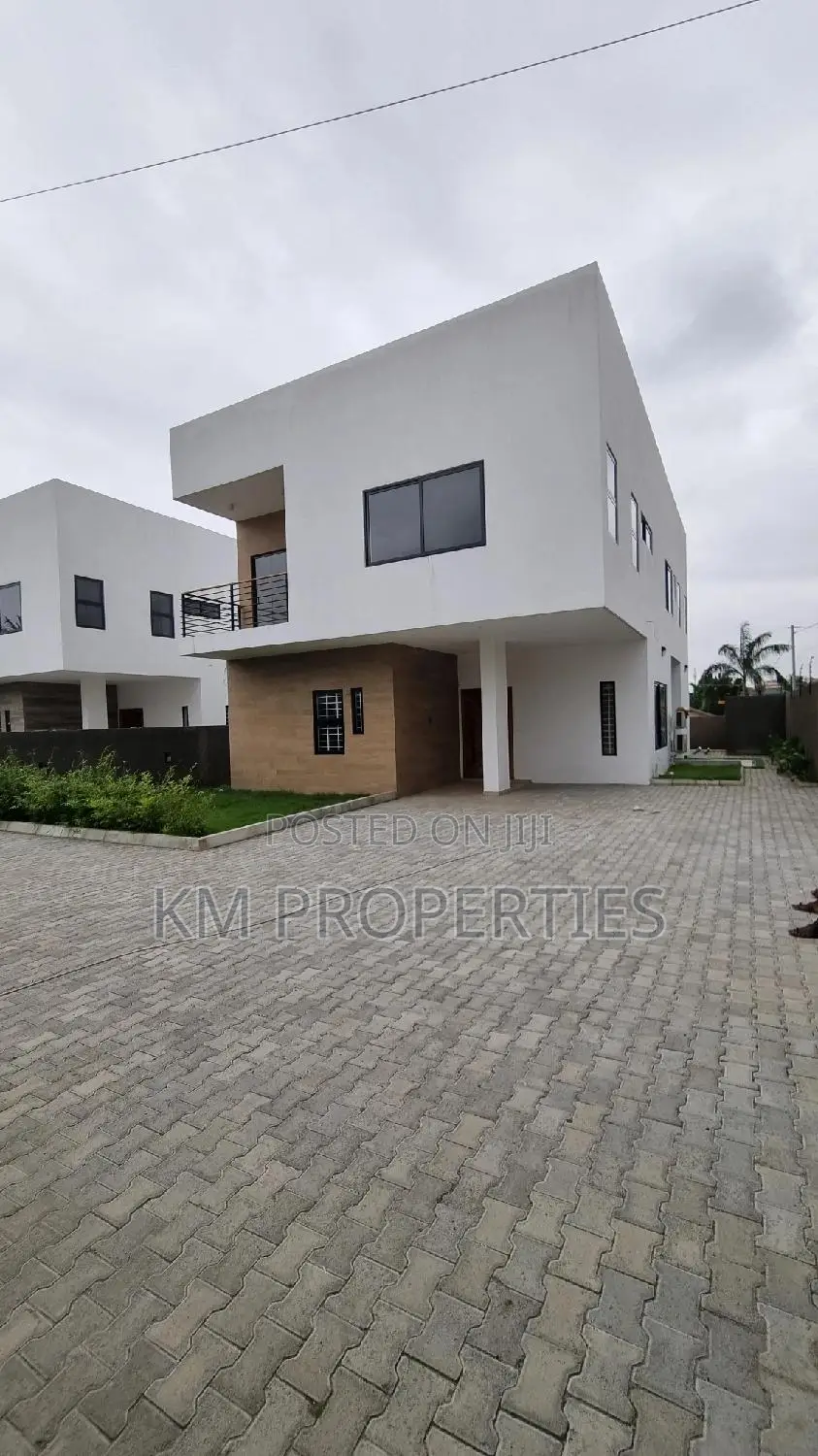 5bdrm Duplex in North Legon for sale