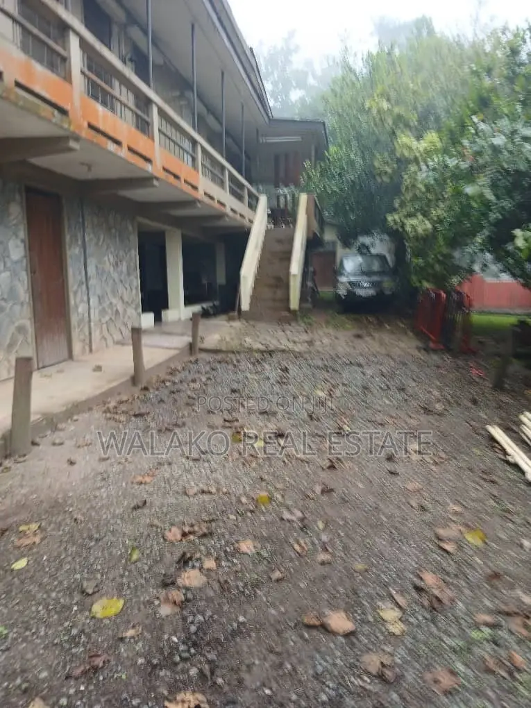 4bedroom House on 18plot of Land for Sale.
