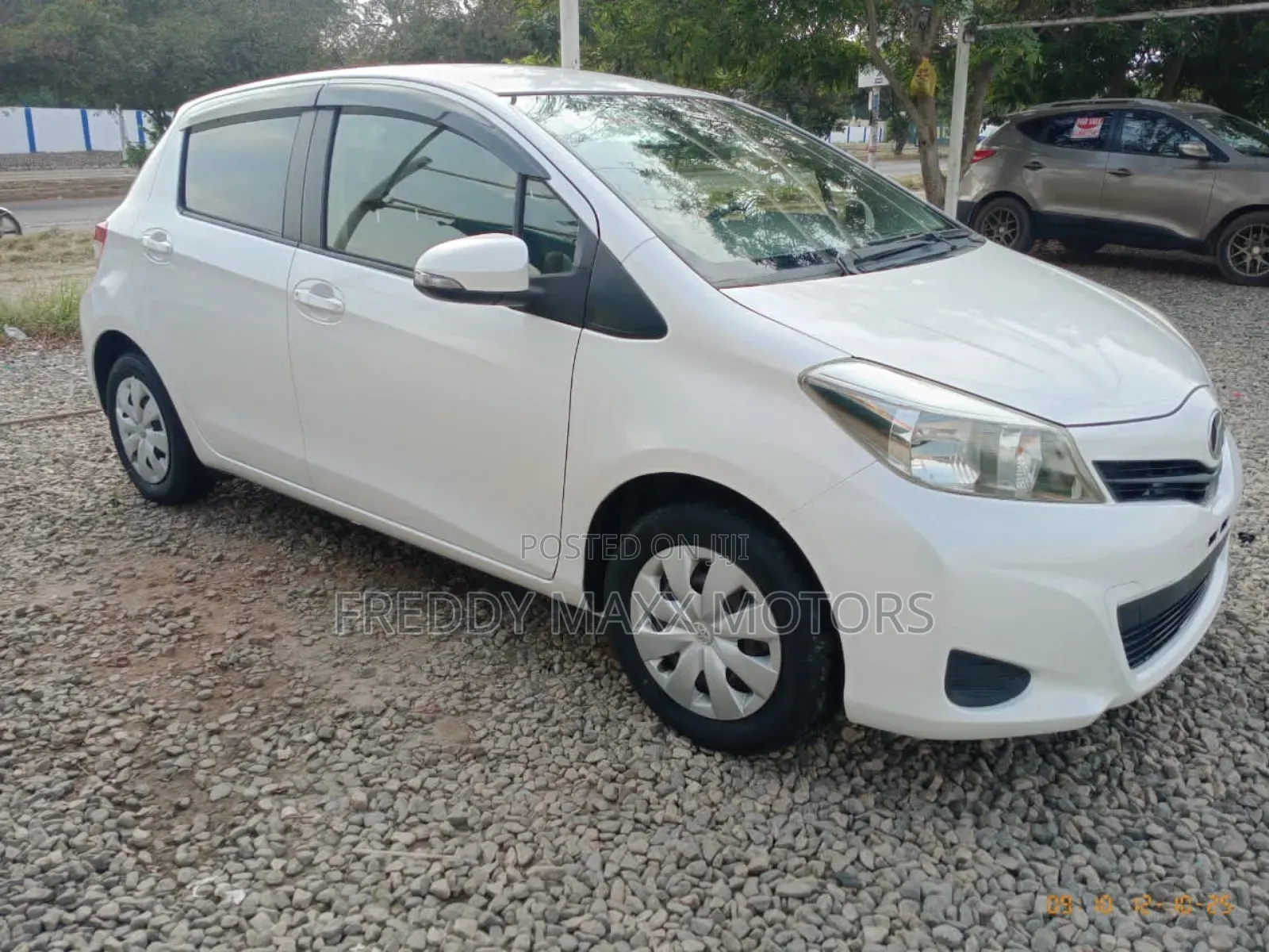 Toyota Vitz 1.3 FWD 3dr 2013 Pearl