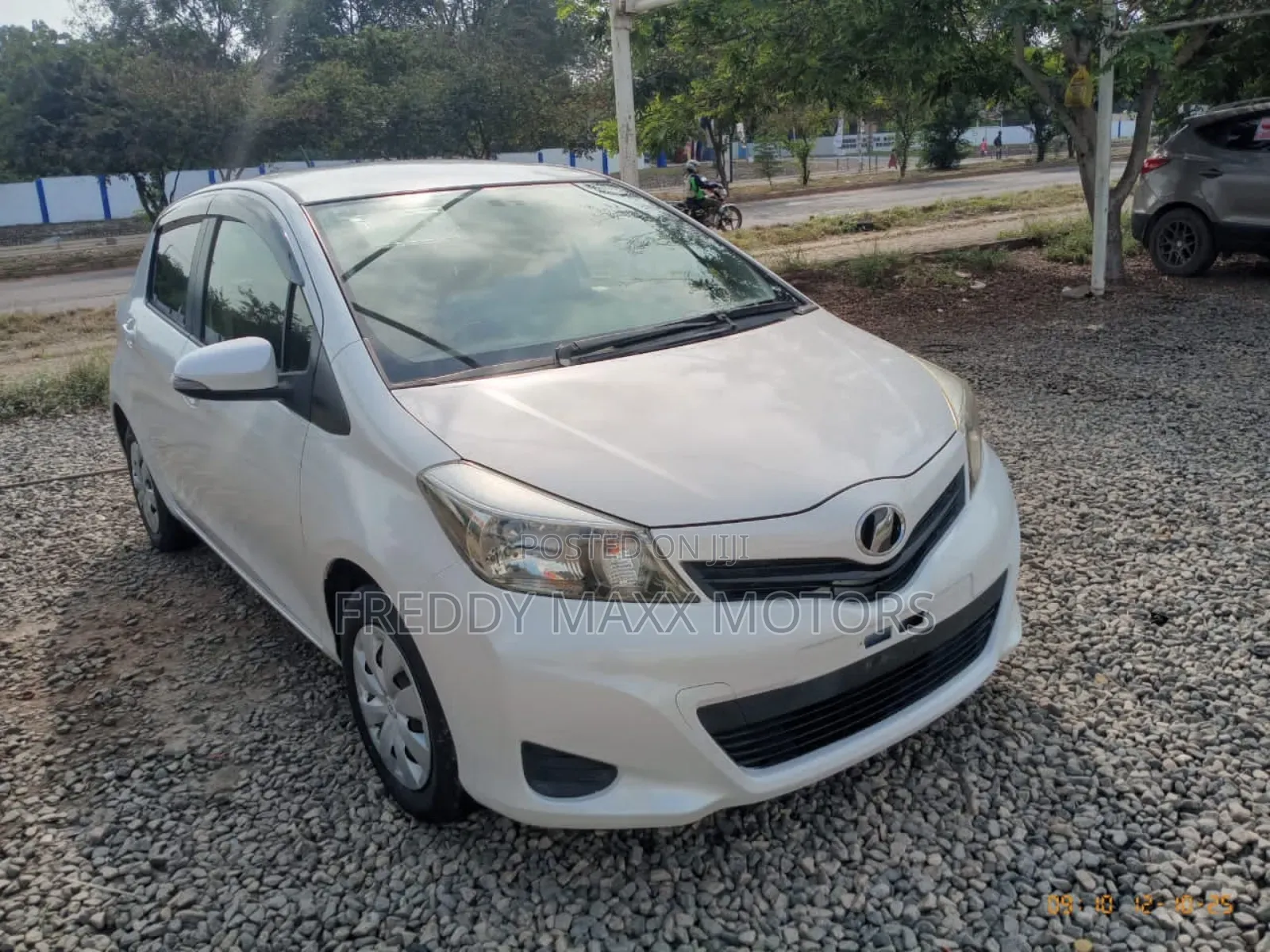 Toyota Vitz 1.3 FWD 3dr 2013 Pearl