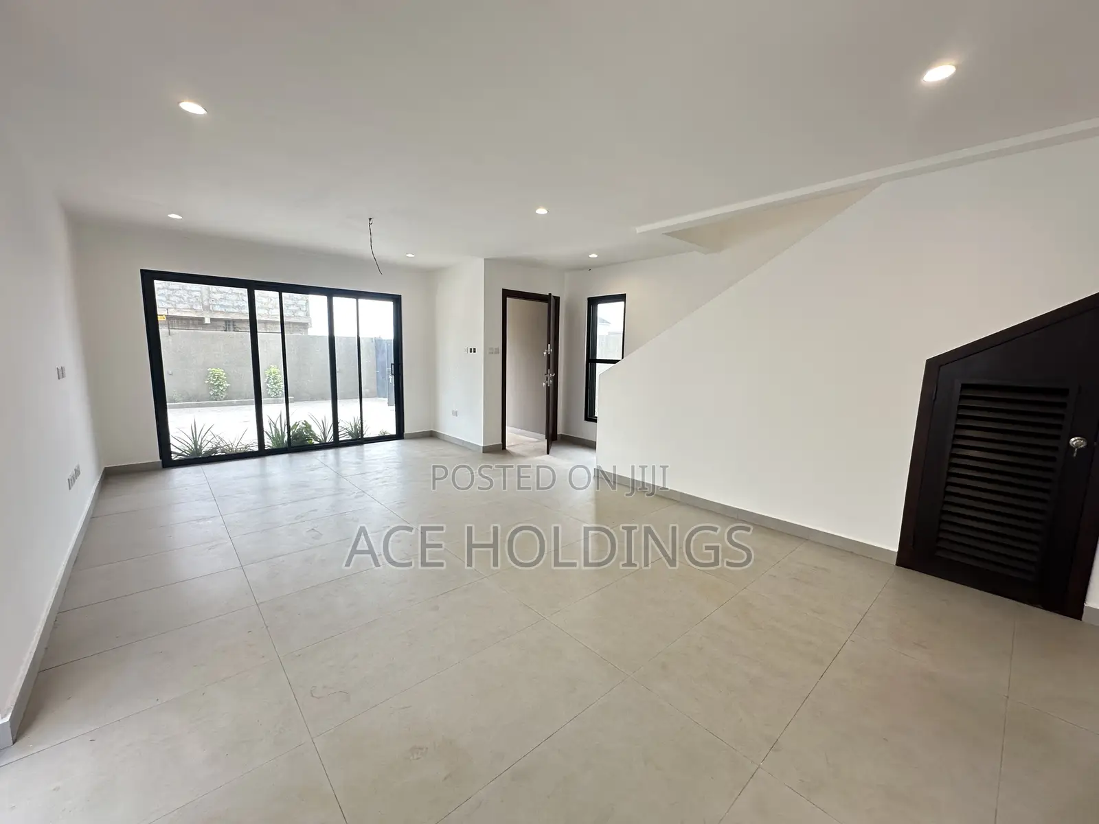 3bdrm Townhouse/Terrace in Community 25, Tema Metropolitan for sale