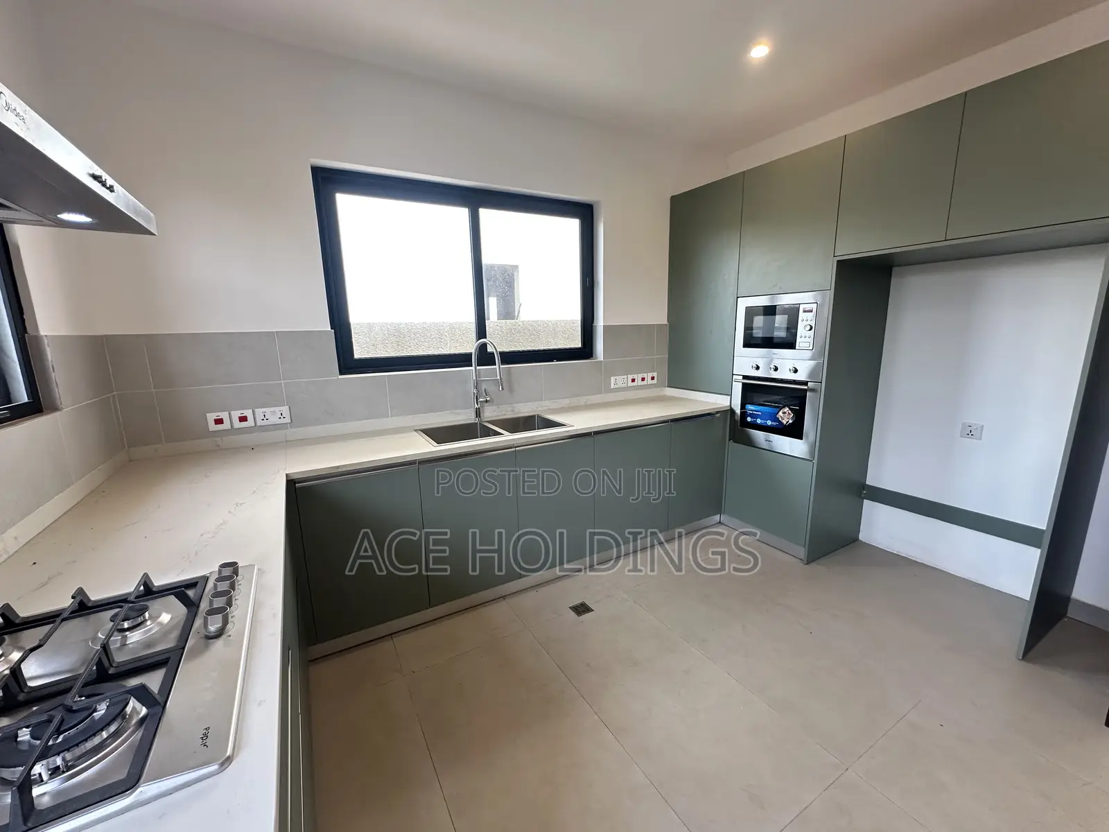 3bdrm Townhouse/Terrace in Community 25, Tema Metropolitan for sale