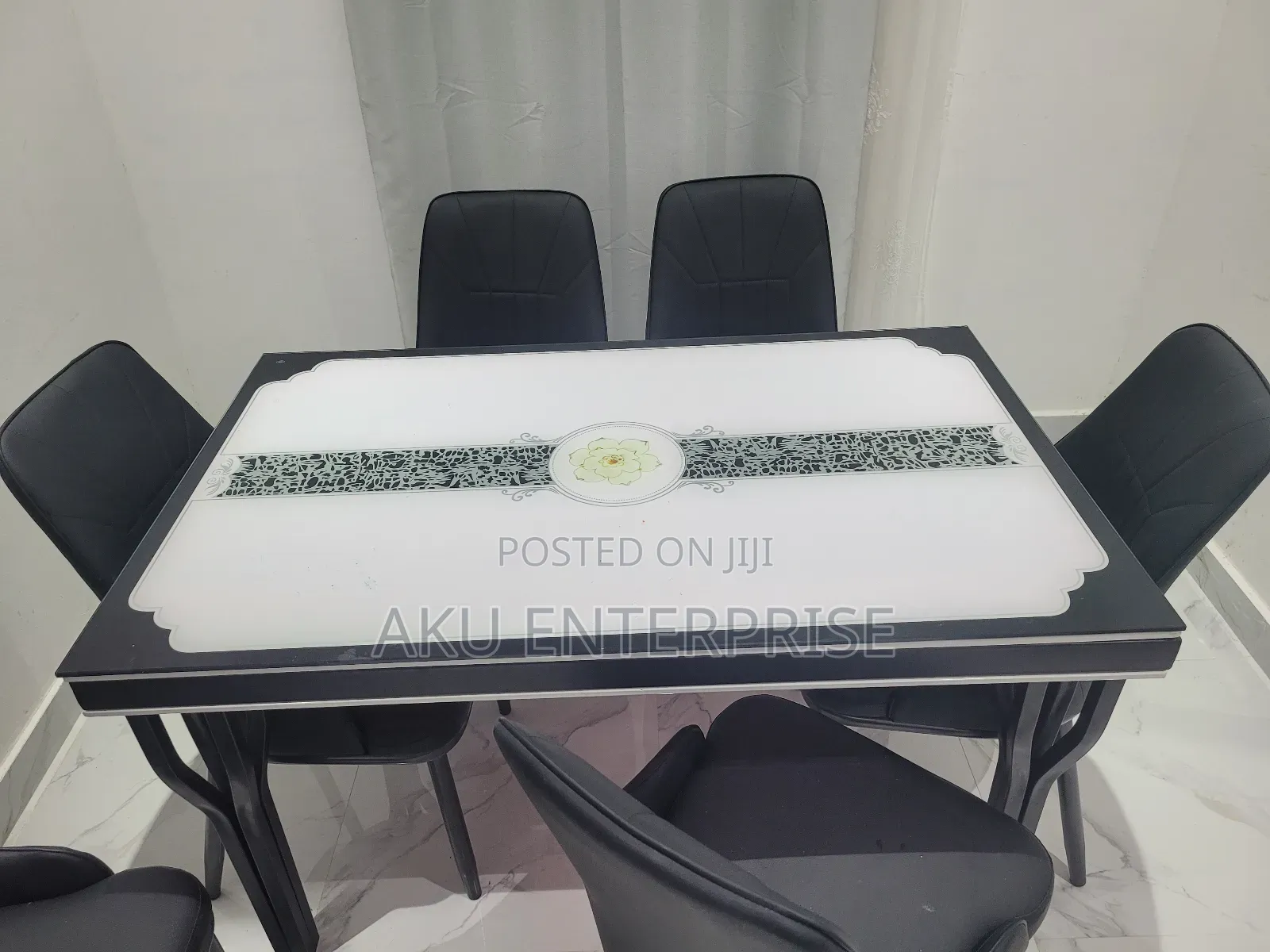 Dinning Table With 4 or 6 Chairs