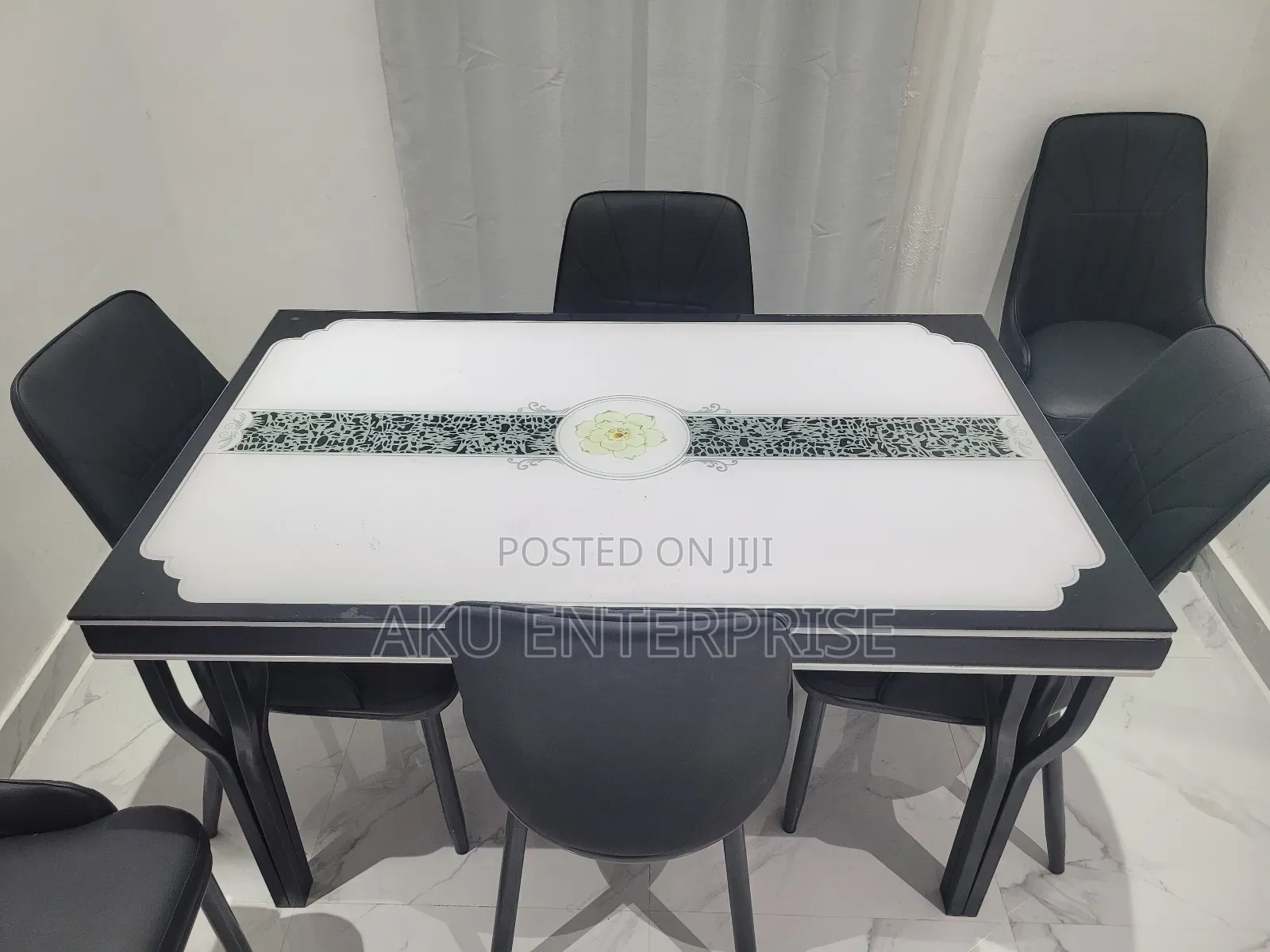 Dinning Table With 4 or 6 Chairs