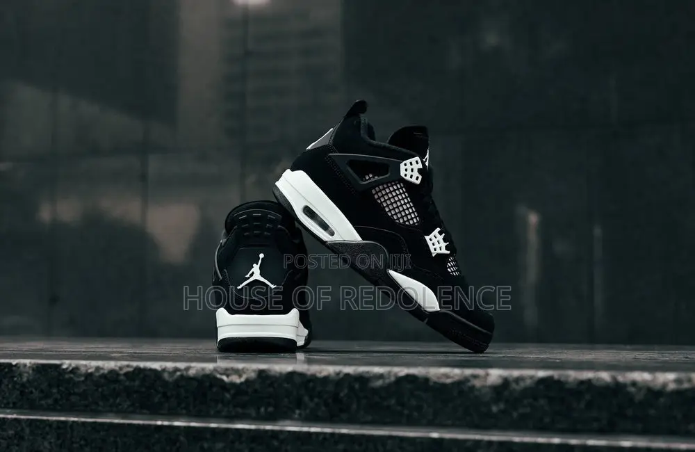 Air Jordan 4 Thunder Sneakers