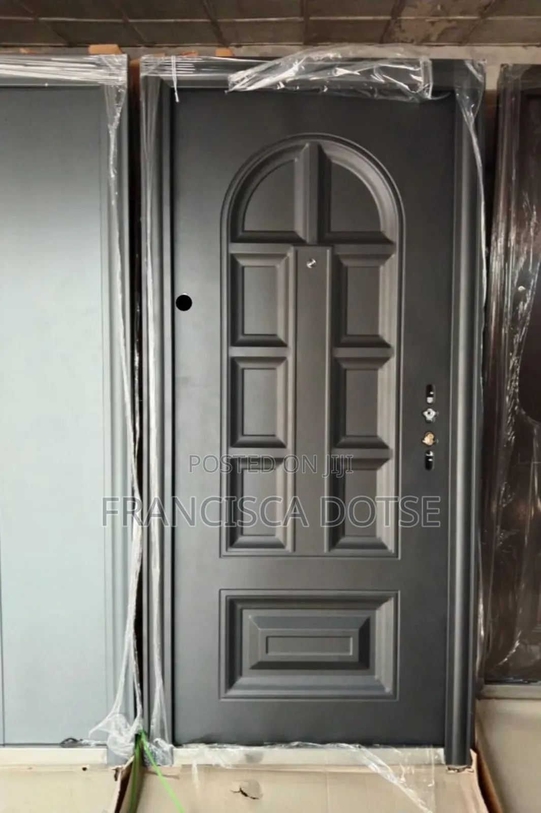 Durable Sed Black Door