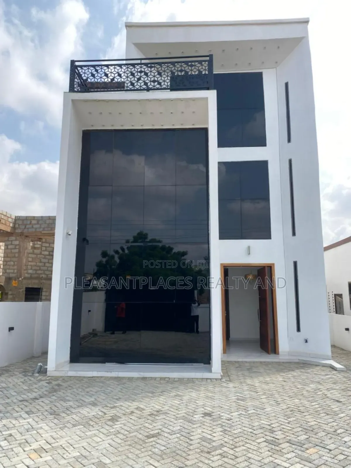 5bdrm House in Pleasantplaces, East Legon for sale