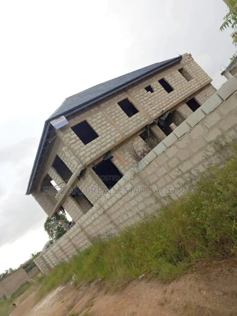 5bdrm Duplex in Amasaman for sale