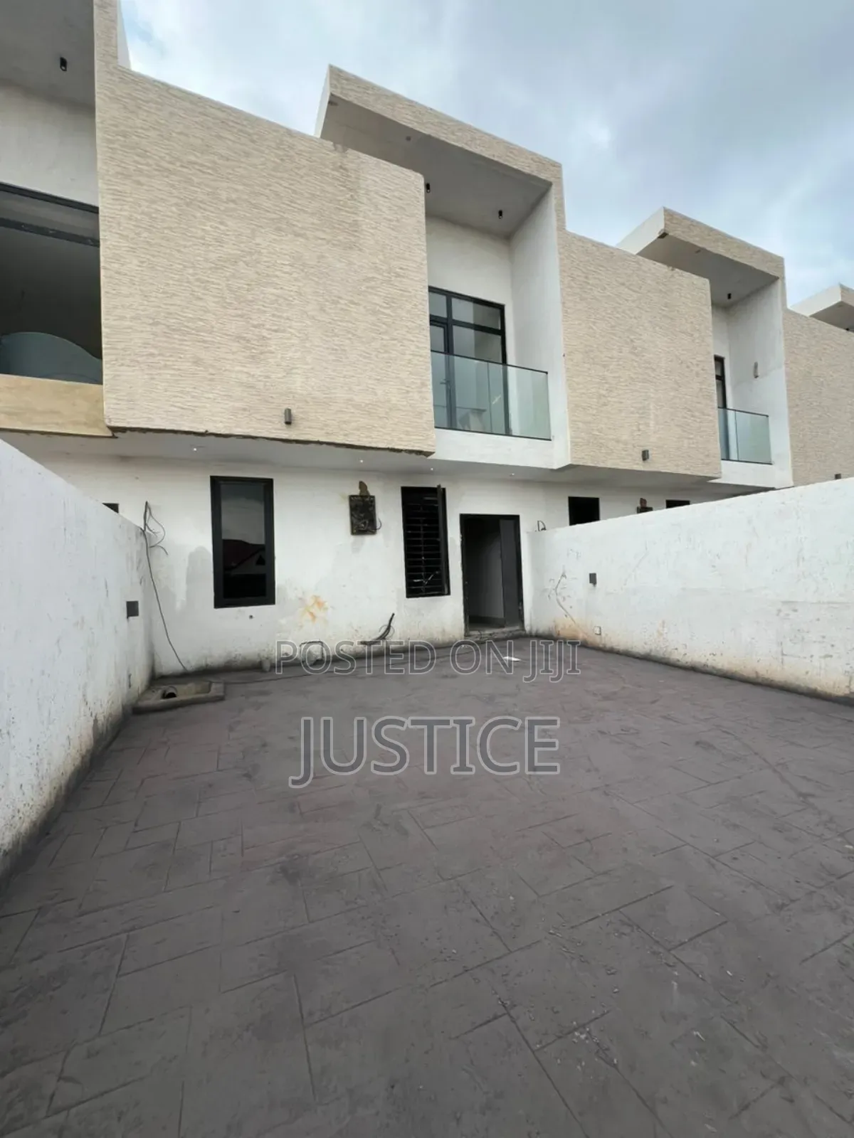 2bdrm Duplex in School Junction, East Legon for rent