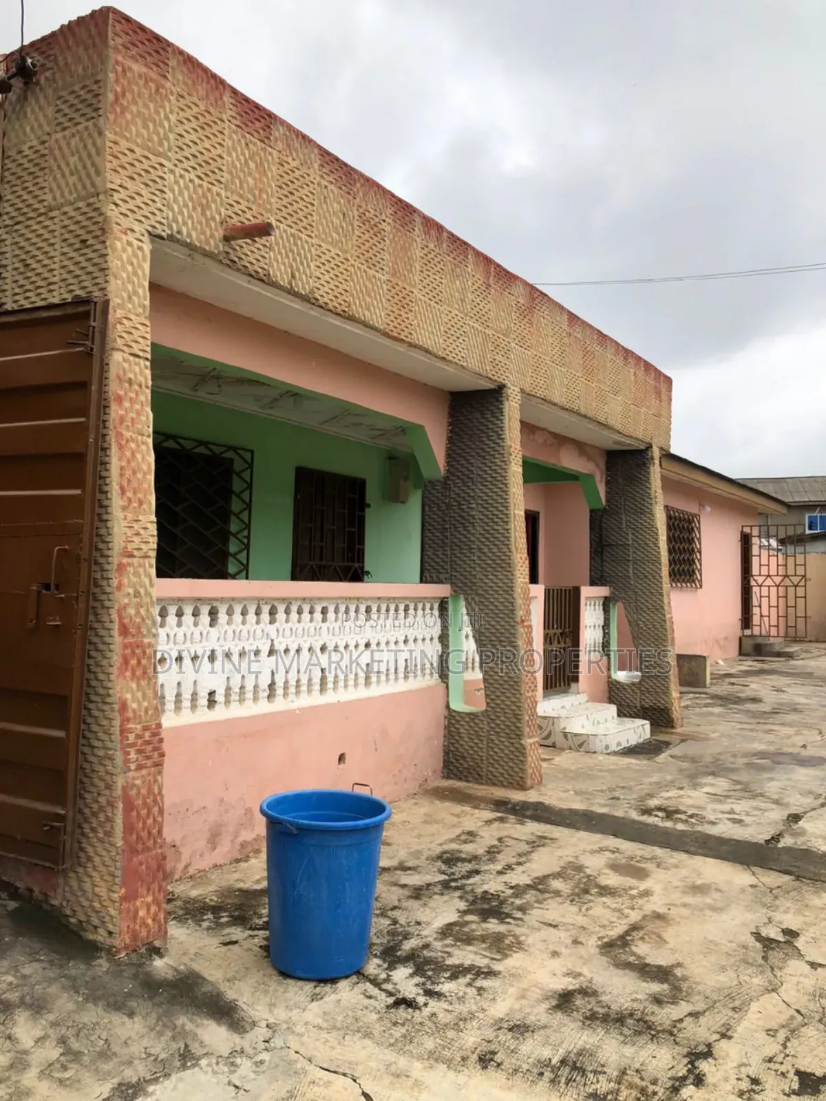 5bdrm House in Off New Market Road, Kasoa for sale