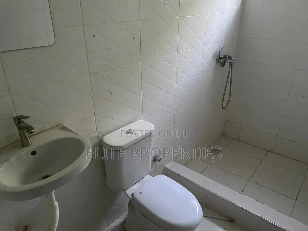 3bdrm House in Community 25 Adom for rent