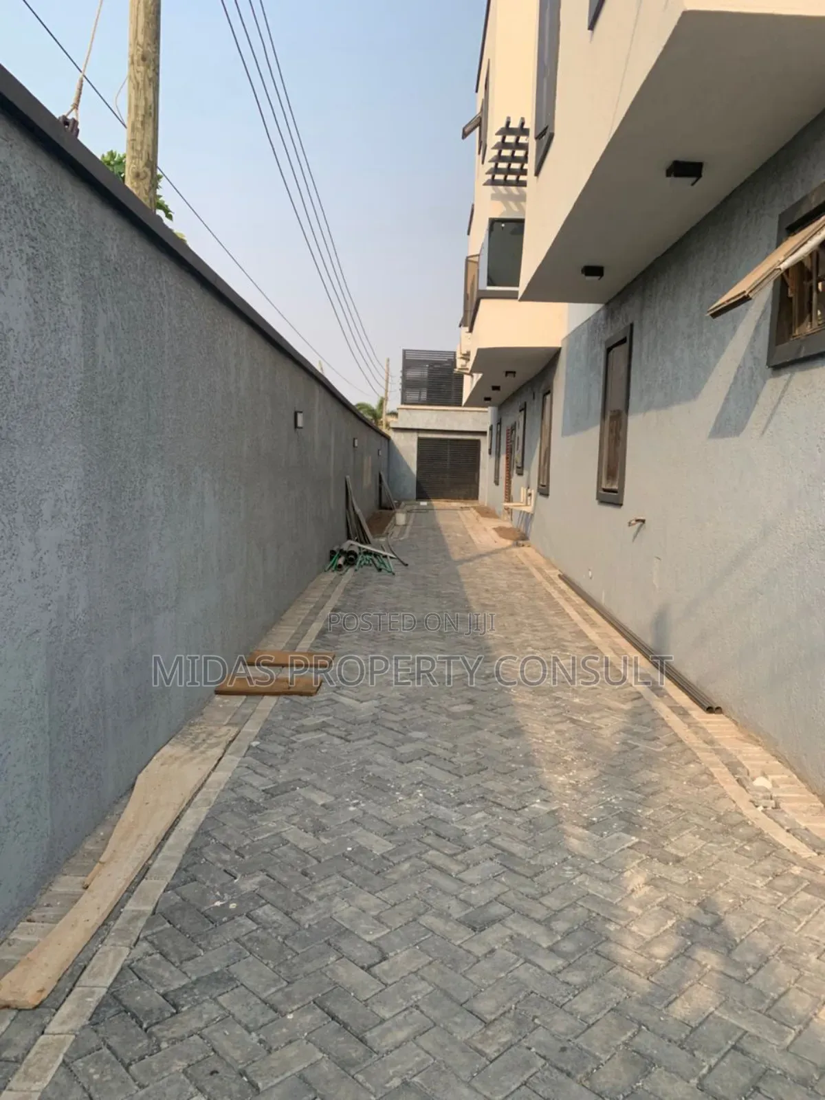 5bdrm House in Adjiringanor, Adjiriganor for sale