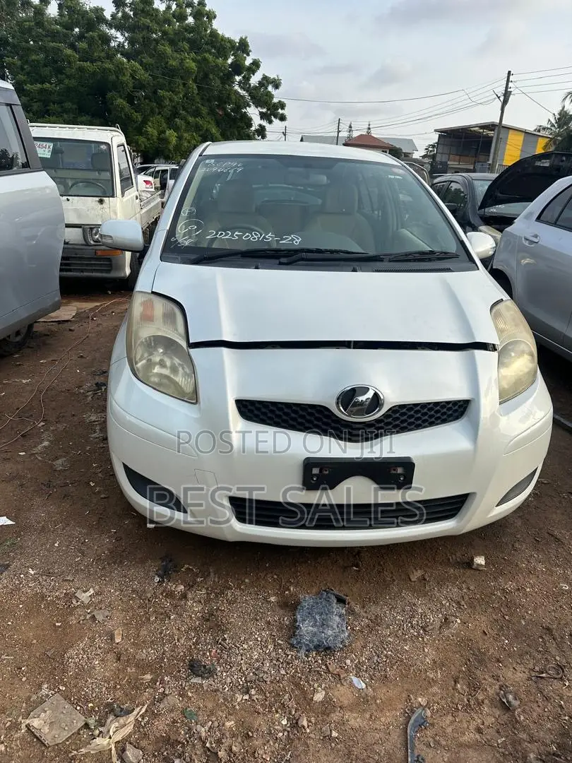 Toyota Vitz 2010 White