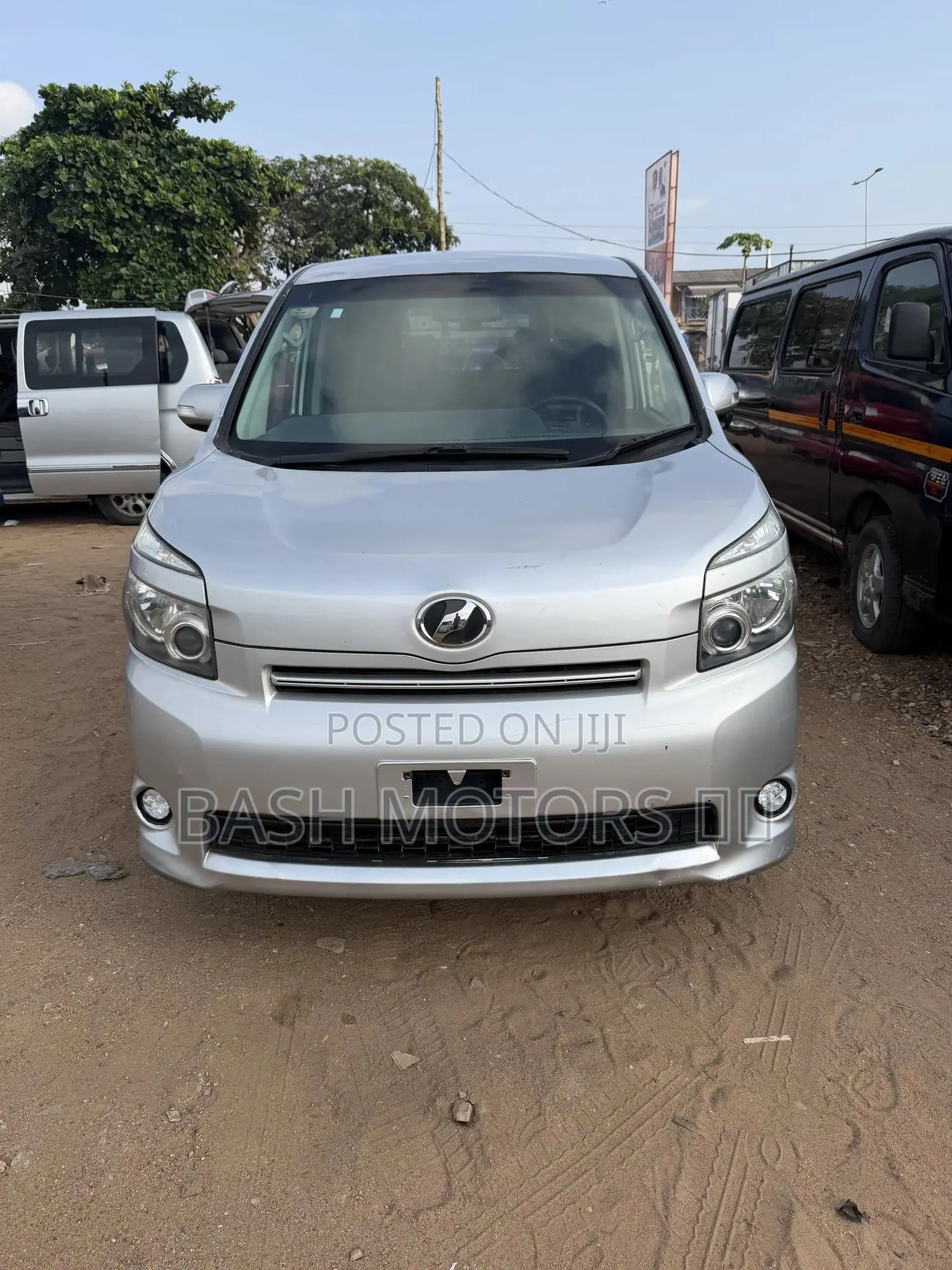 Toyota Voxy 2012 Silver