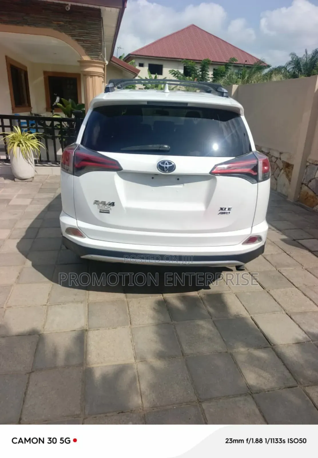 Toyota RAV4 XLE FWD (2.5L 4cyl 6A) 2017 White