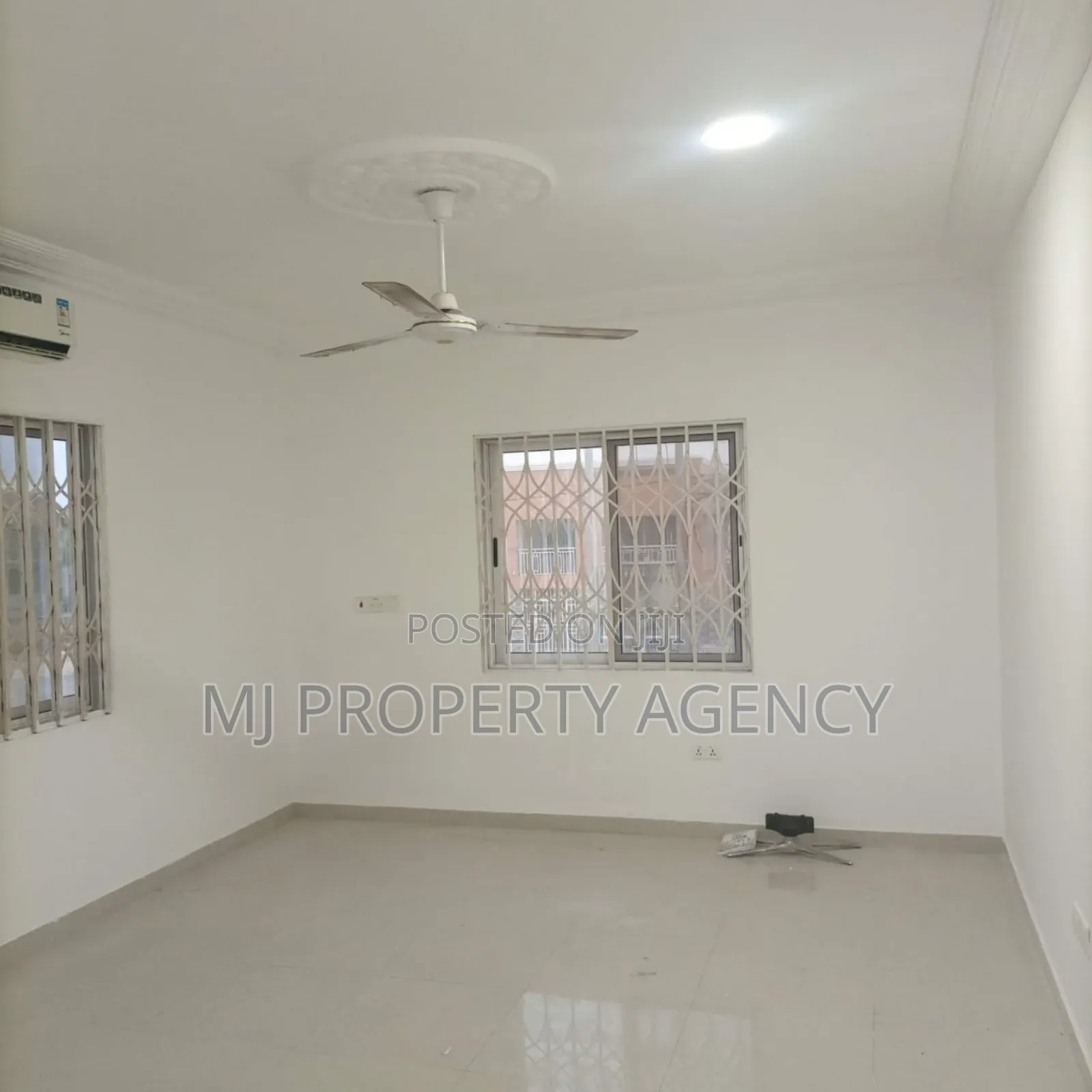 2bdrm Apartment in Community 25, Tema Metropolitan for rent