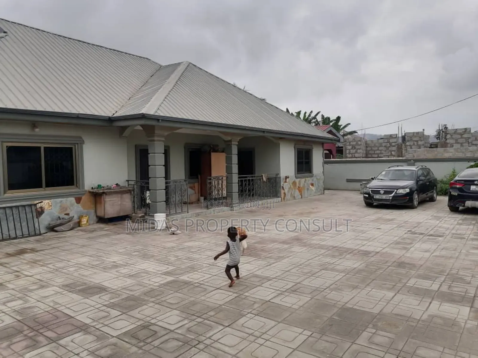 5bdrm House in Kutunse, Amasaman for sale