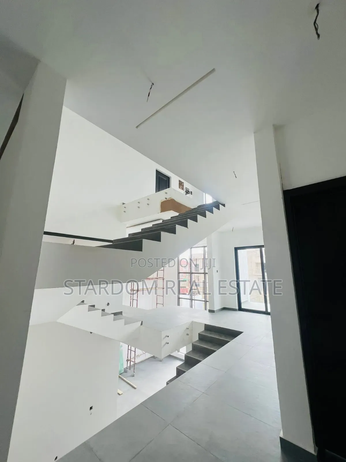 4bdrm Duplex in Adjiringanor, East Legon for sale