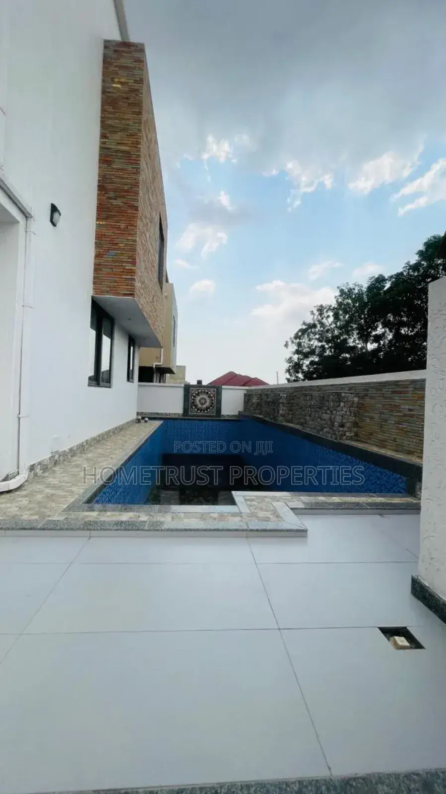 5bdrm Duplex in Hometrust Properties, East Legon for sale