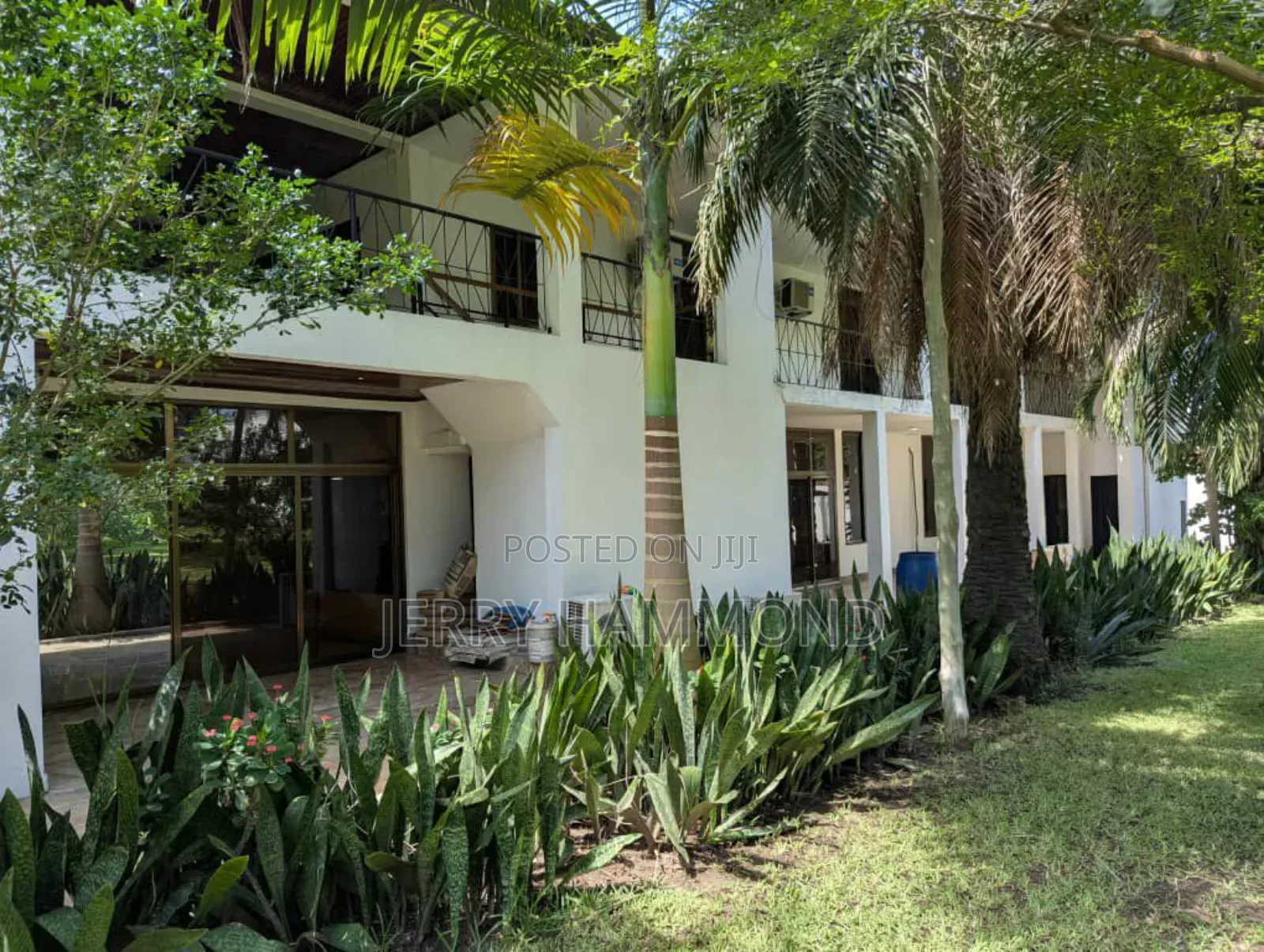 9bdrm House in Osu Oxford Street for rent