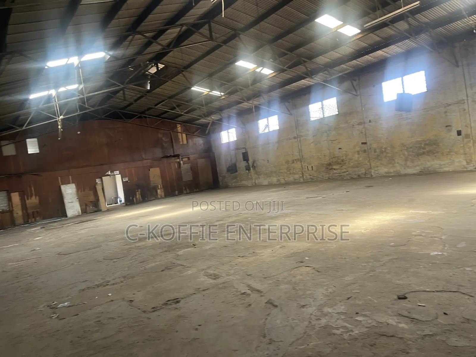 10,000 SQM Warehouse at Circle for Rent.