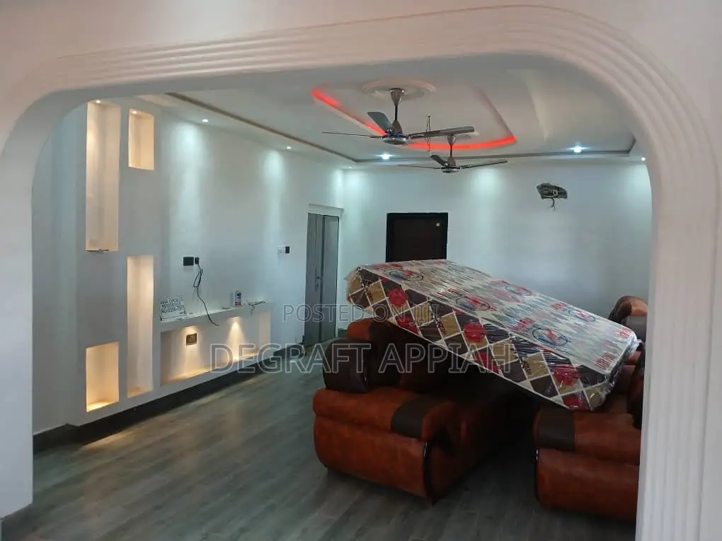 8bdrm Apartment in Santasi Trede, Kumasi Metropolitan for sale