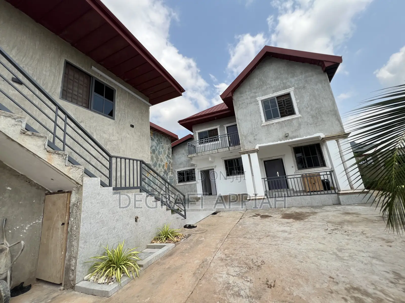 8bdrm Apartment in Santasi Trede, Kumasi Metropolitan for sale